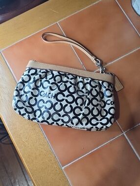 COACH LEAH OP ART WRISTLET GOOD USED CONDITION